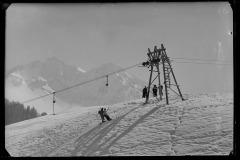 Skifahrer vor Schiaufzug Riezlern - Fuchsfarm
