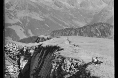 Steinige und steile Bergkulisse, mit Personen