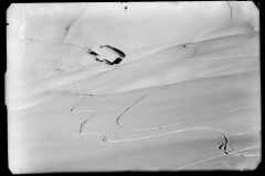 Spuren im Tiefschnee die zu einer Huette führen